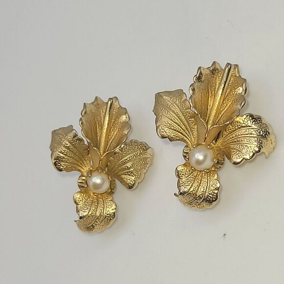 Vintage Orchid Earrings Clip On Gold Toned Faux Pearl Unsigned - Picture 1 of 5